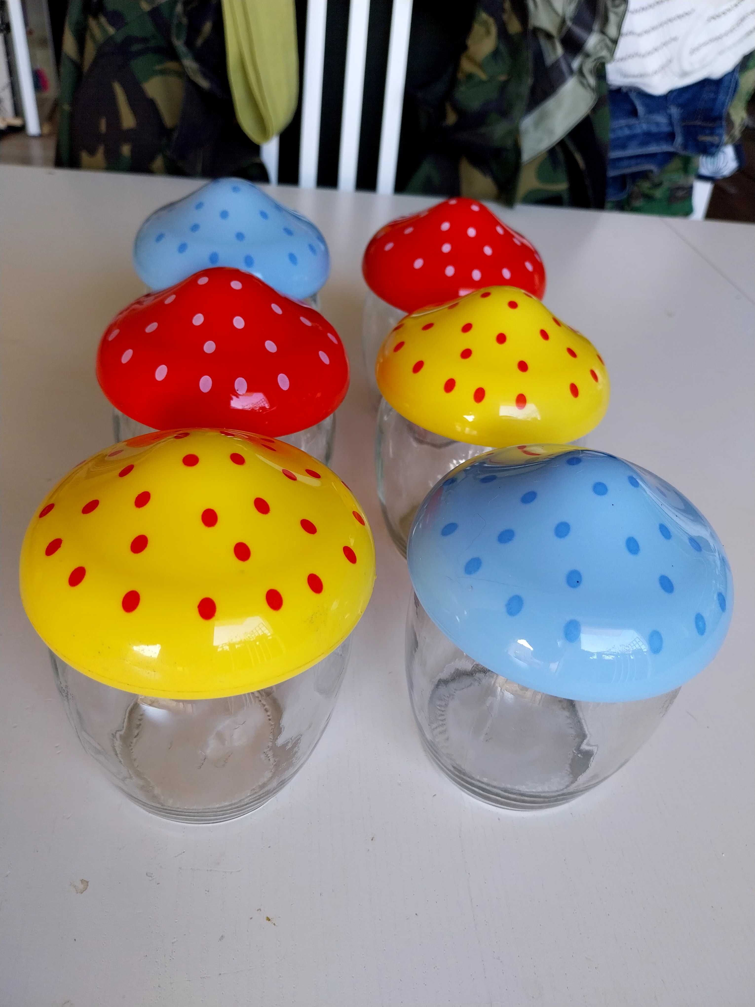 Frascos em formato de cogumelos
