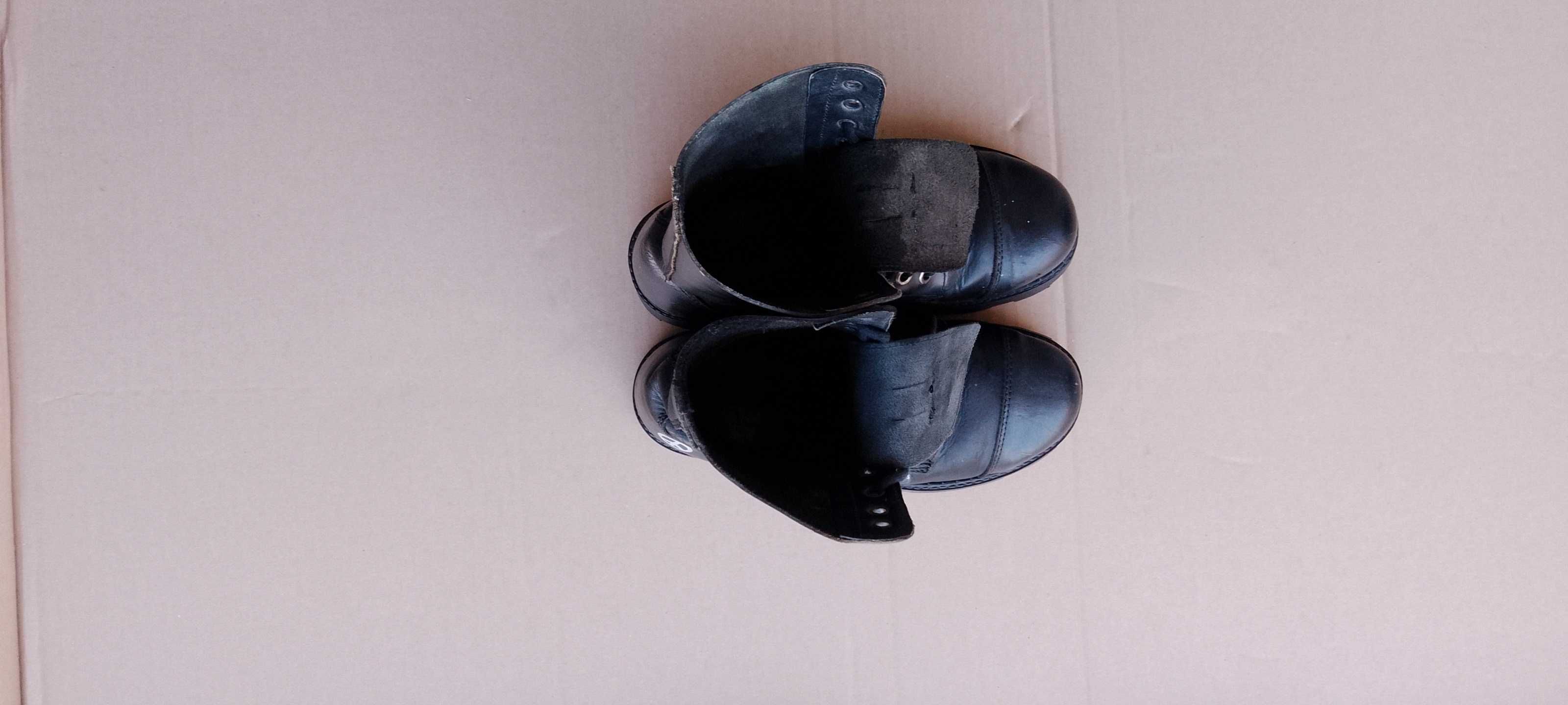 Botas em pele com biqueira