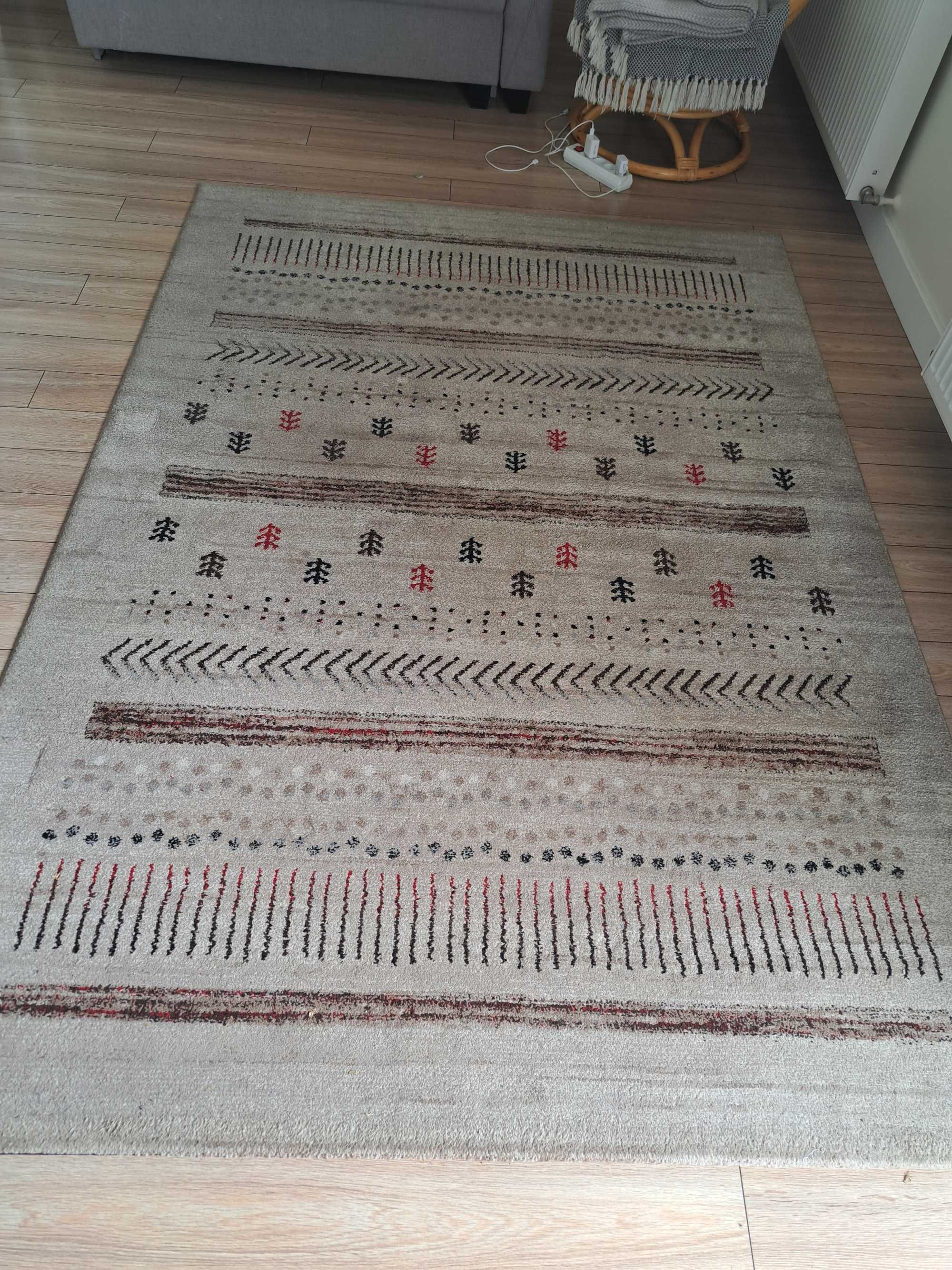 Dywan w bardzo dobrym stanie