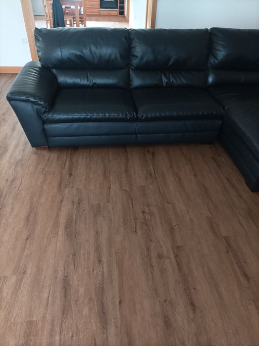 Sofá em pele cor preta