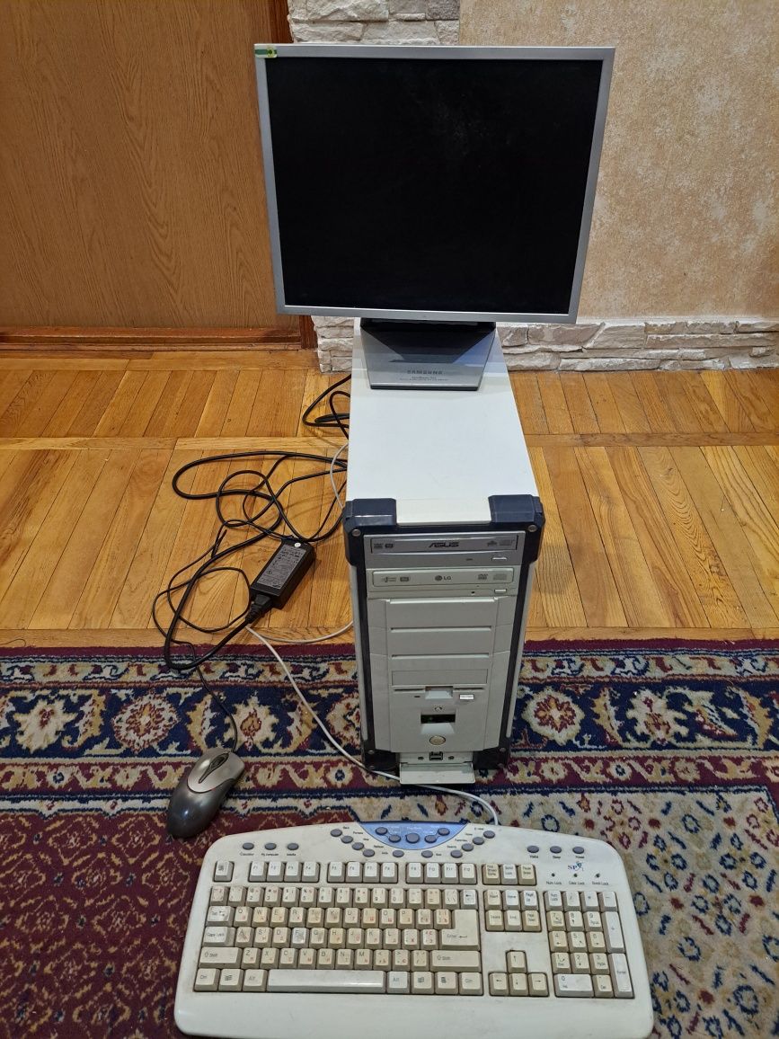 Компьютер: системный блок, монитор, клавиатура и мышка.