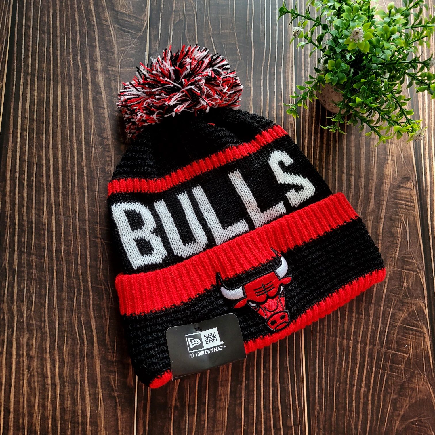 Czapka zimowa z pomponem New Era Chicago Bulls. Stylowa czapka zimowa