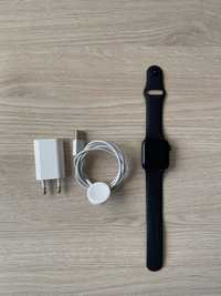 Apple Watch SE 40mm, kabel, kostka, opakowanie.