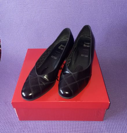 Продам недорого женские туфли бренда BONNE FORME 42 размера