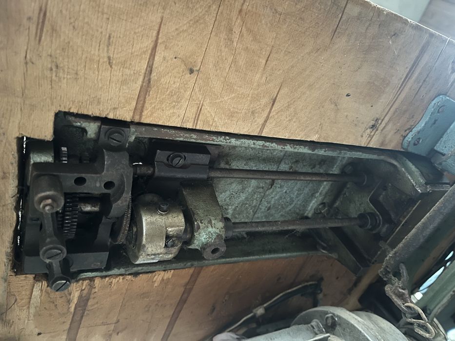 машинка швейна шиє шкіру