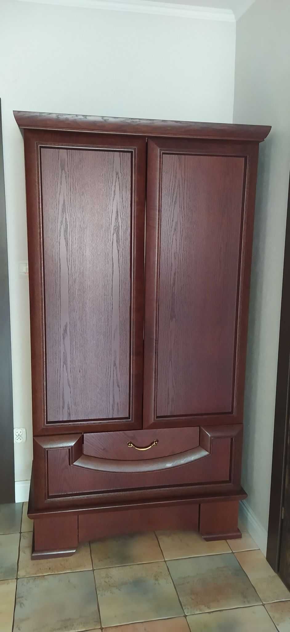 Meble- komoda i witryna. Szafa dwudrzwiowa kolor orzech.