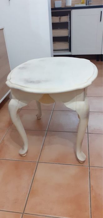 Mesa pequena antiga