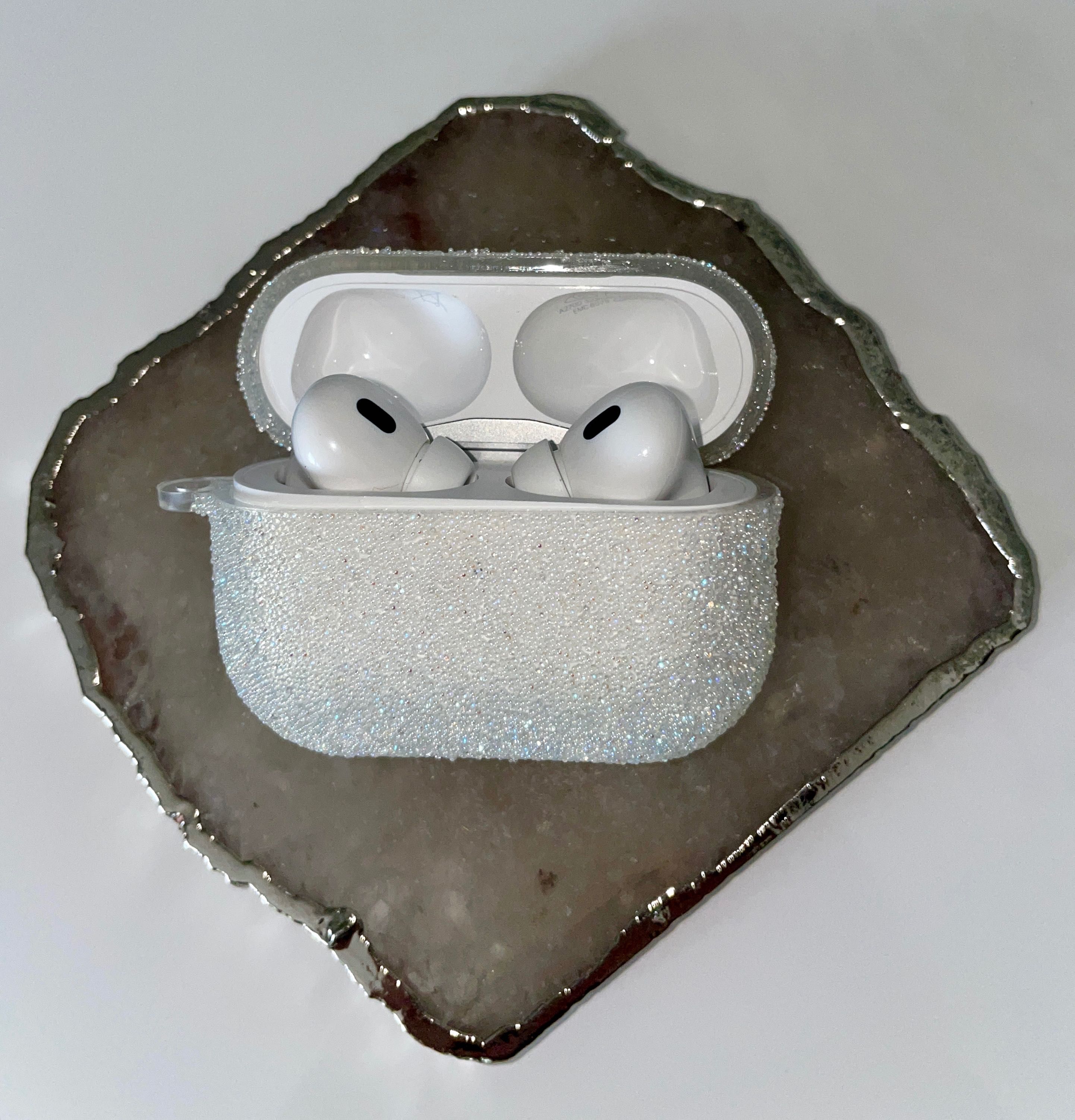 Białe etui AirPods Pro