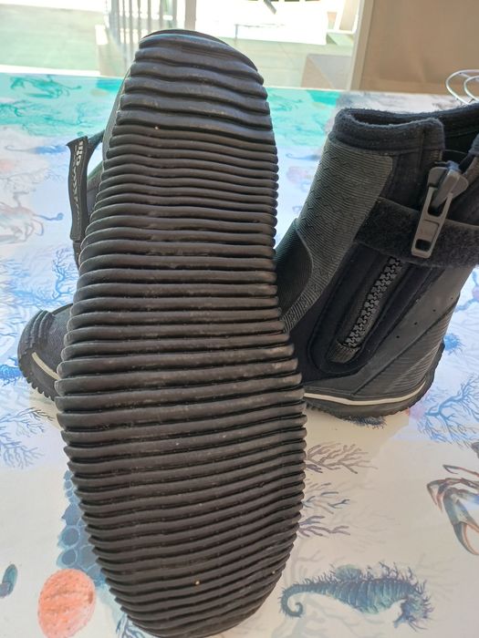 Vende se dois pares de  botas de neoprene 5 mm.