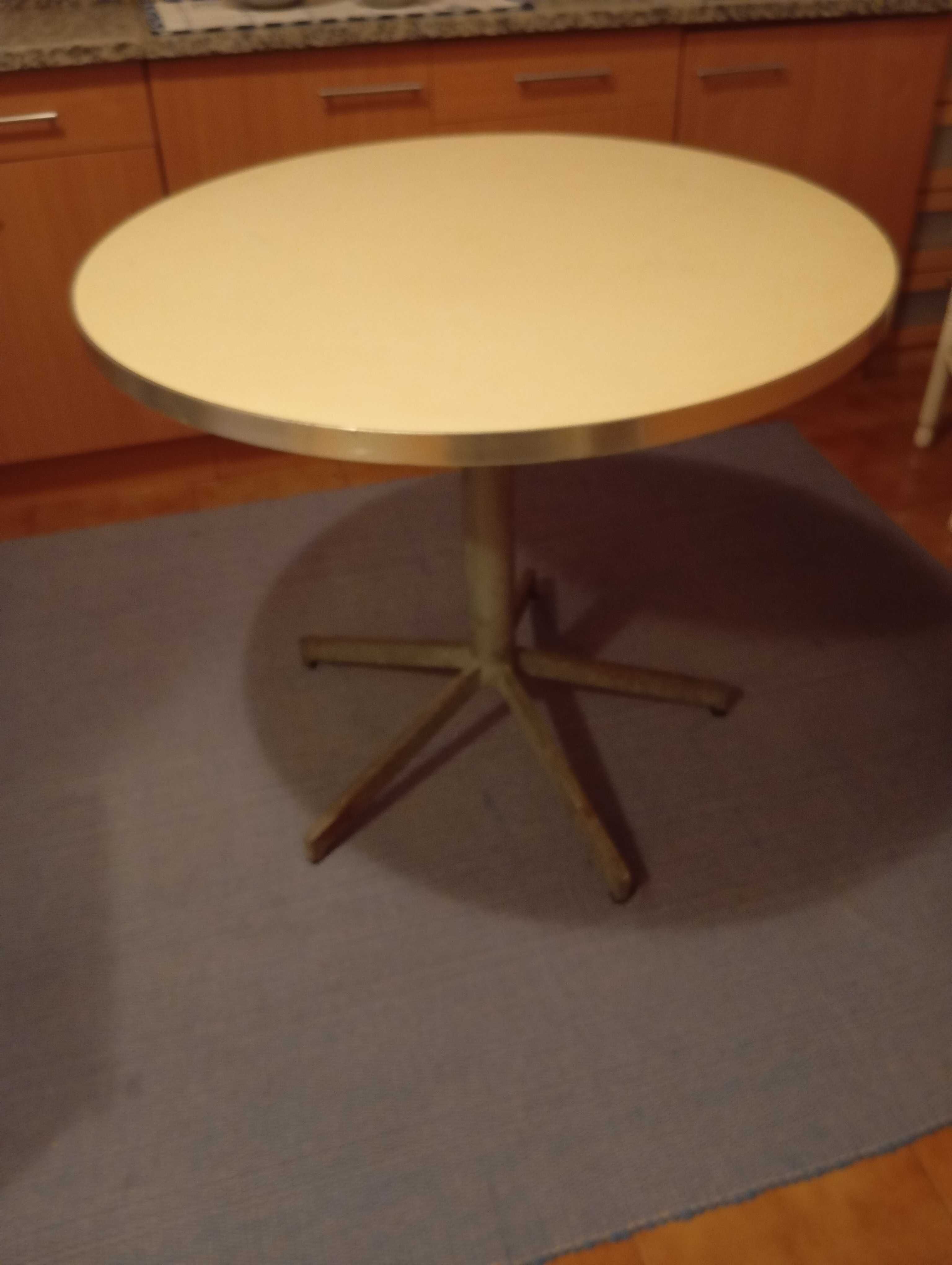 Mesa redonda com pé em ferro