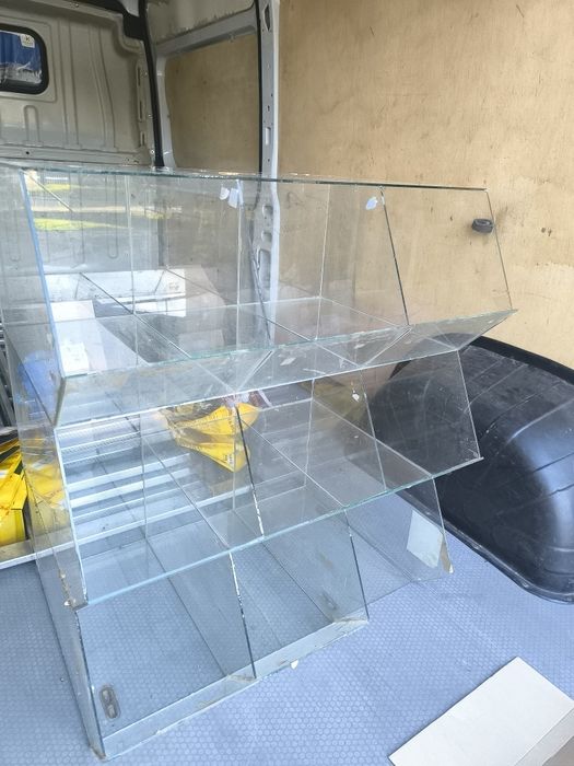 Oddam za darmo, szklana gablota wsyp