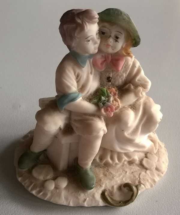 Figurka Zakochani zakochana para siedząca na ławeczce 7cm