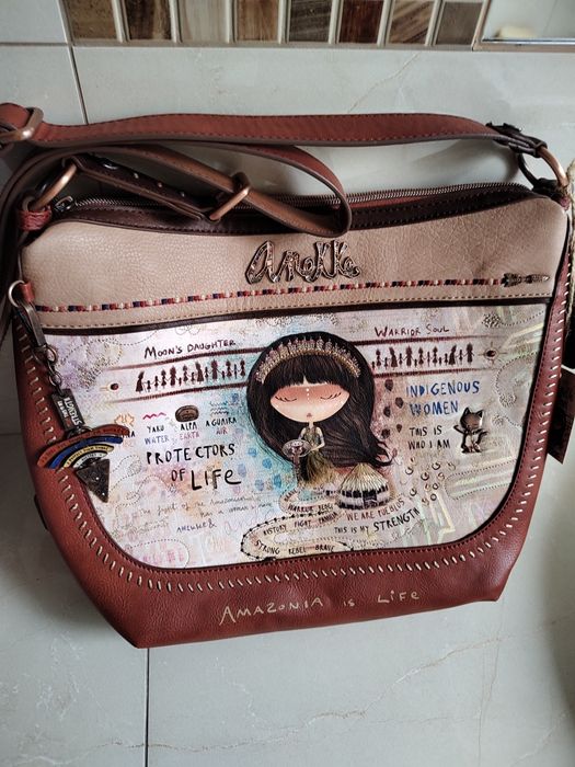 Anekke Menire z brelokiem