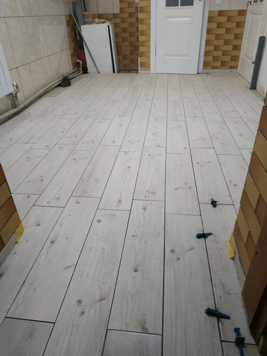 Плиточник, укладання плитки.