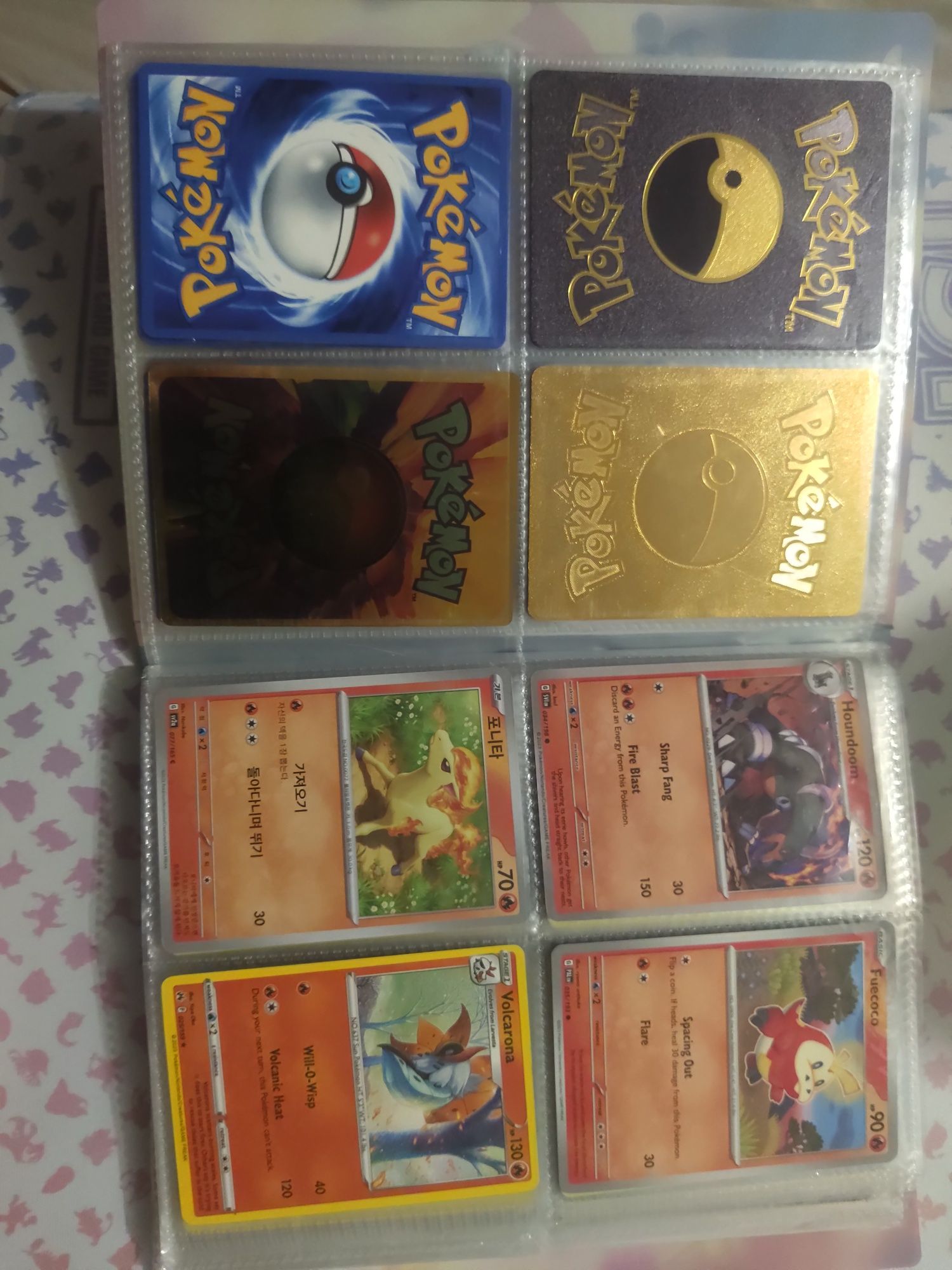 Album Pokemon plus karty dla małych zbieraczy.