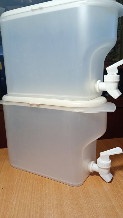 Продаю контейнеры для воды и напитков. 3 л. Новые.