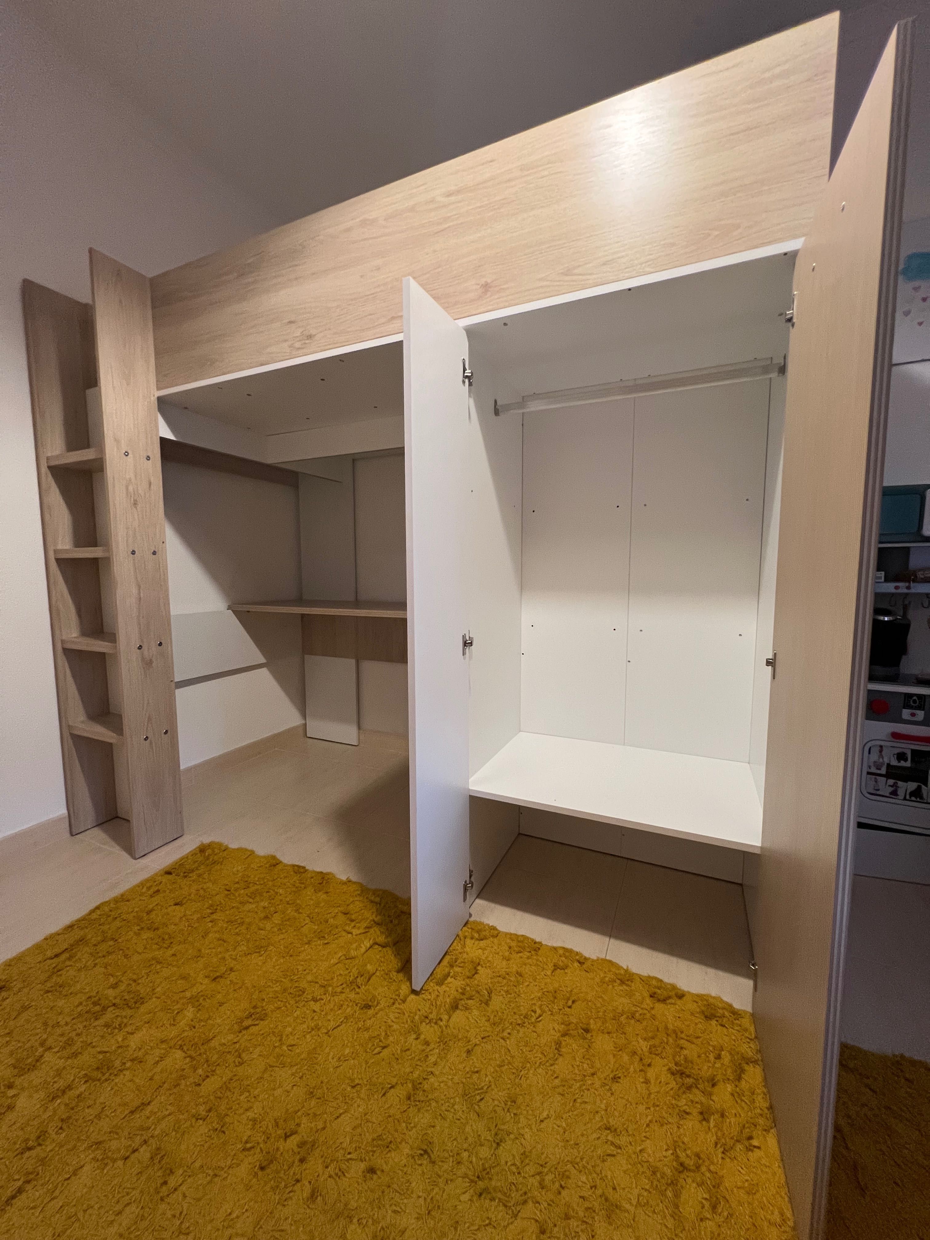 Cama alta c/ secretaria e roupeiro