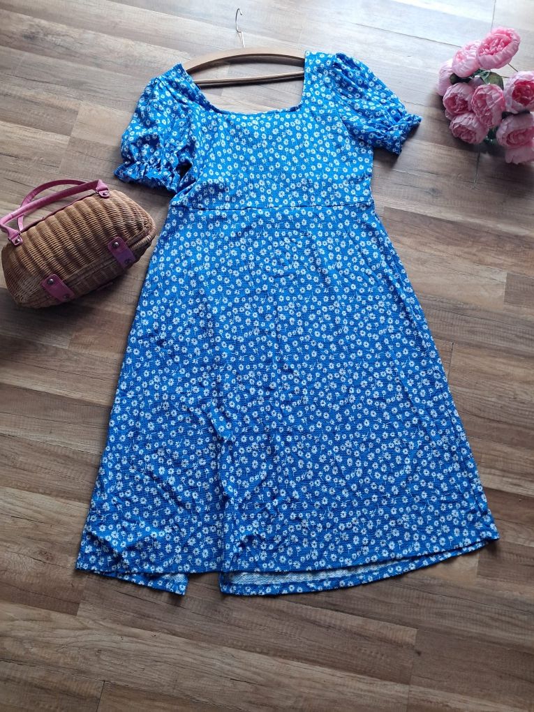 Niebieska sukienka midi w kwiaty z bufkami z rozcięciem XL plus size