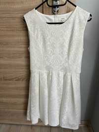 Sukienka biała wykonana z grubszego materiału