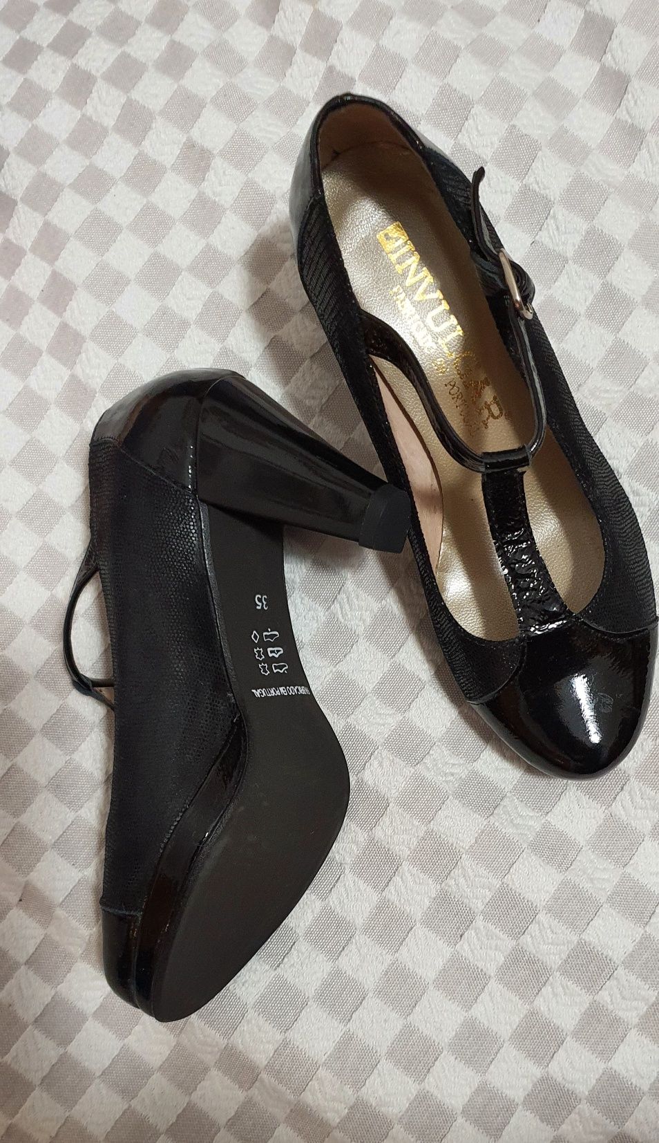 Sapatos de cor preta