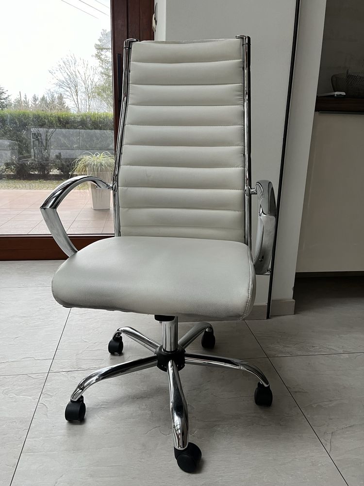 Fotel biurowy elegancki biały ze srebrnym