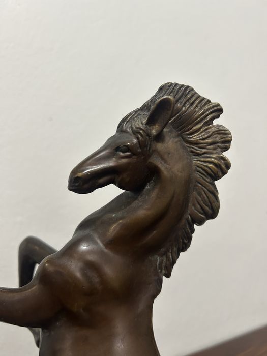 Koń z brązu figurka