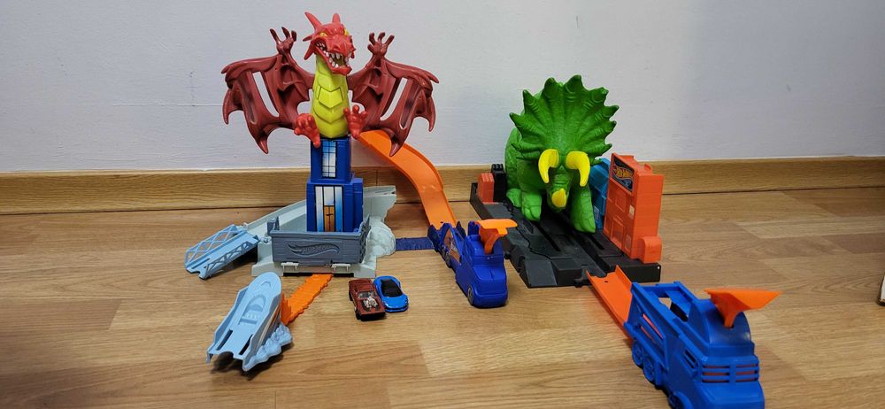 Hot wheels tor smok i triceratops