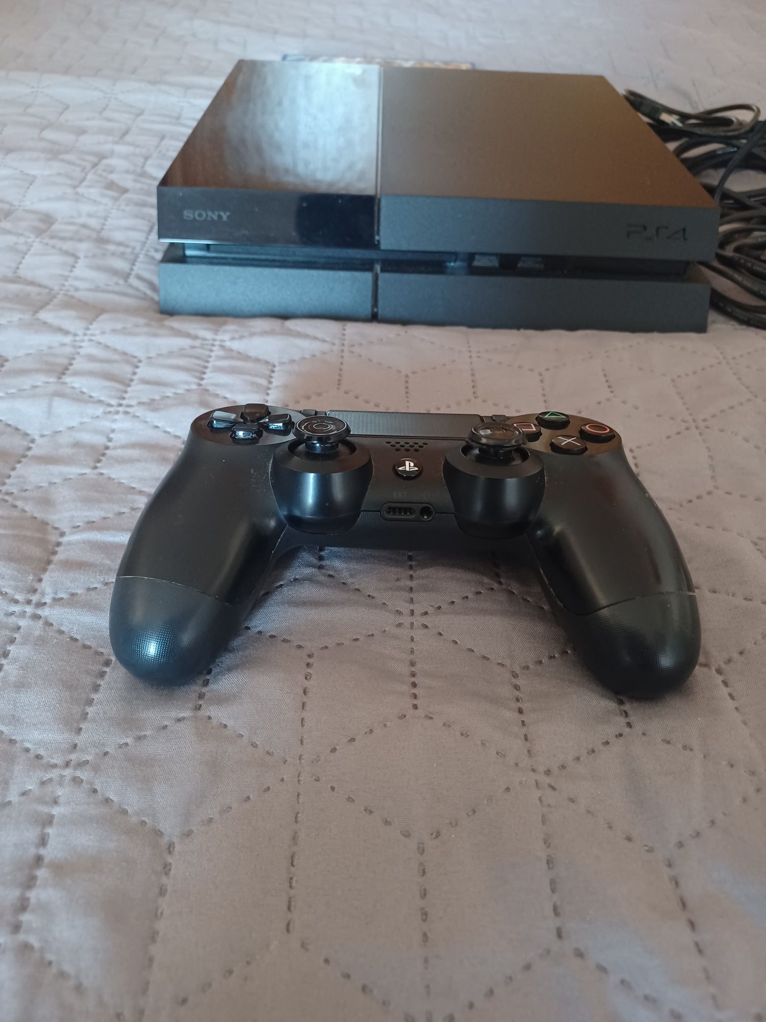 PlayStation 4 500GB + Comando + Jogo Far Cry 4 + Cabos