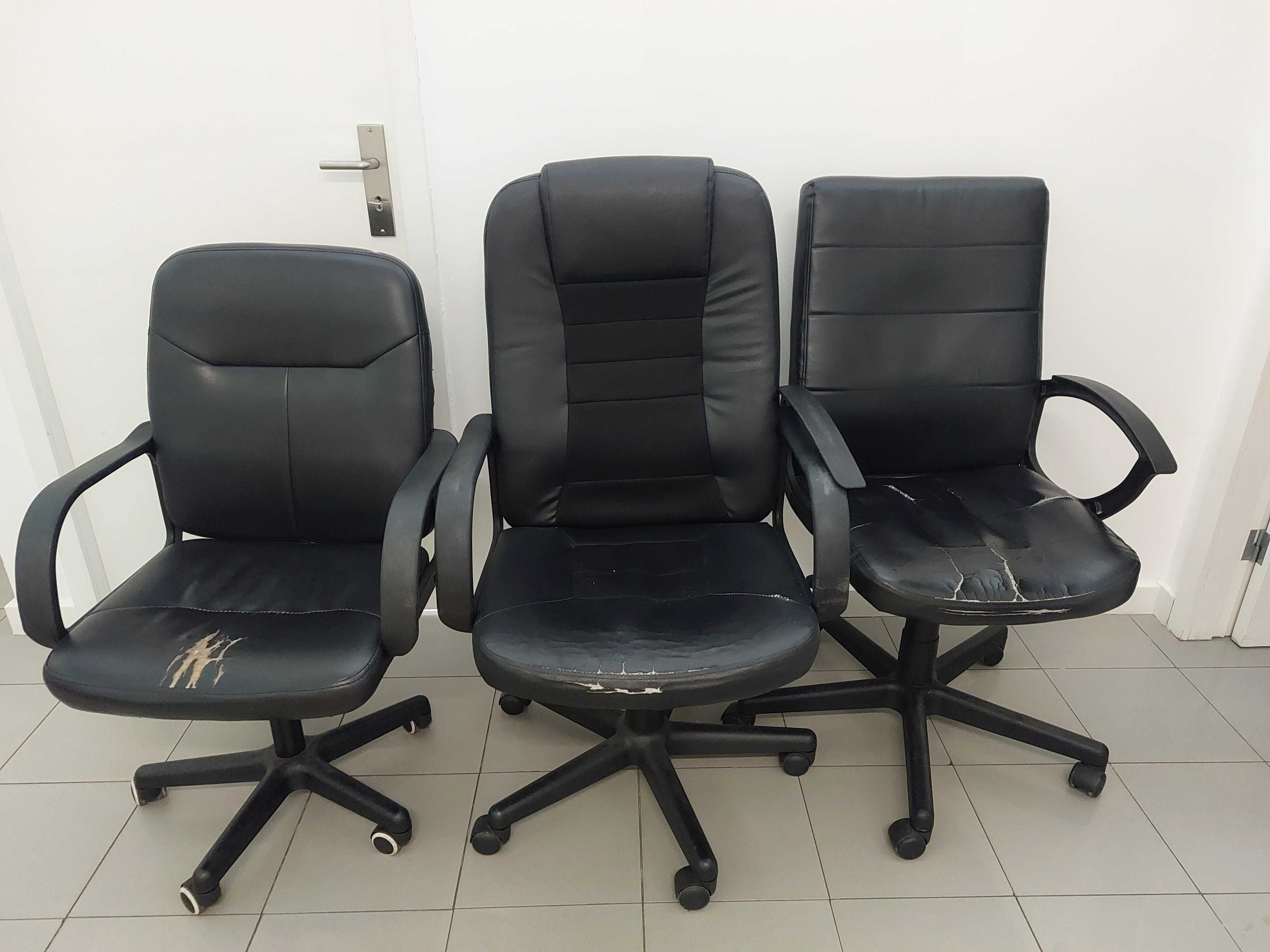 Móvel e 3 cadeiras de escritório usados