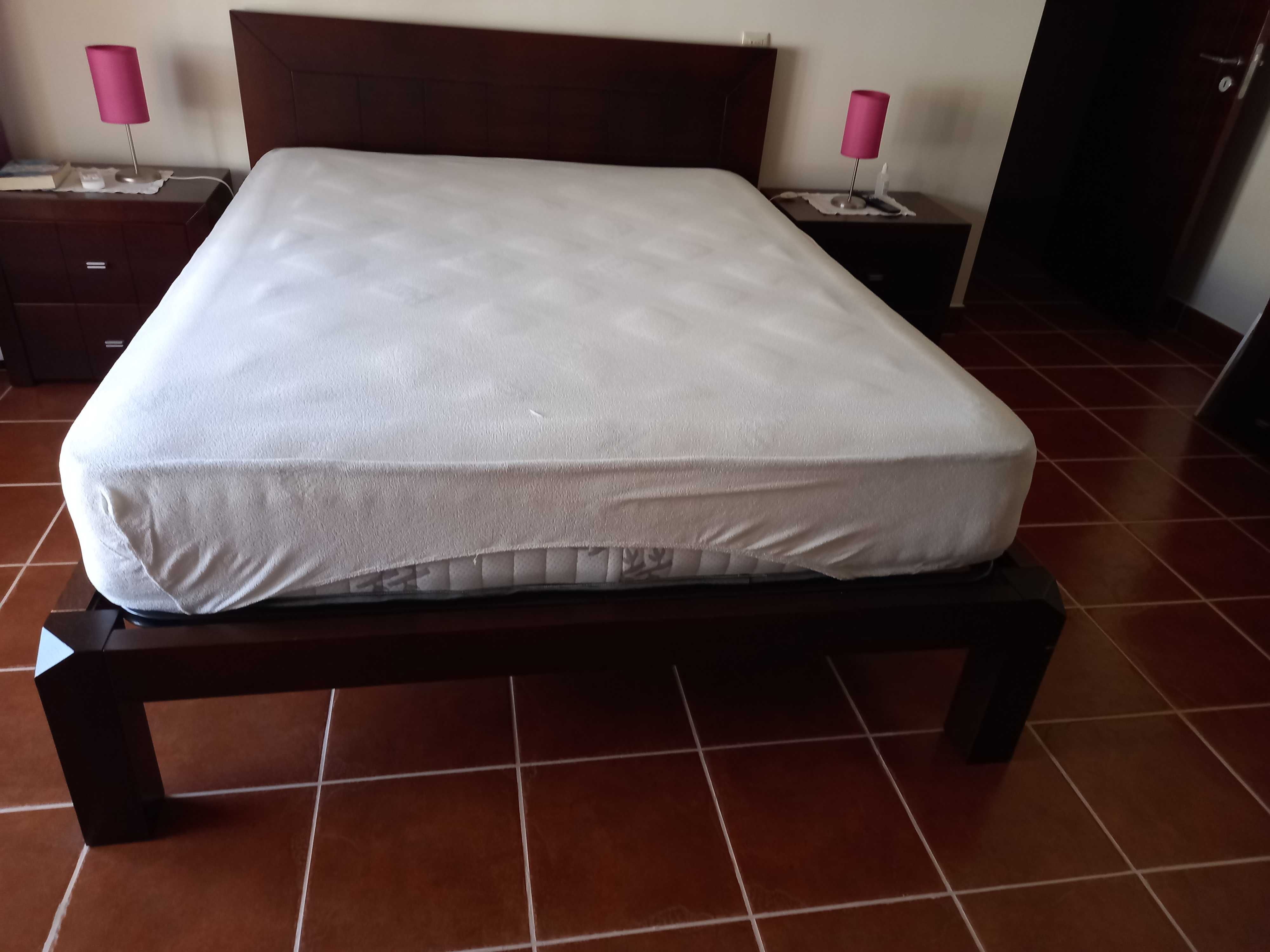 Cama de casal em madeira maciça