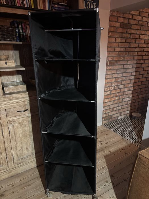 czarna szafa tekstylna IKEA PS na kółkach