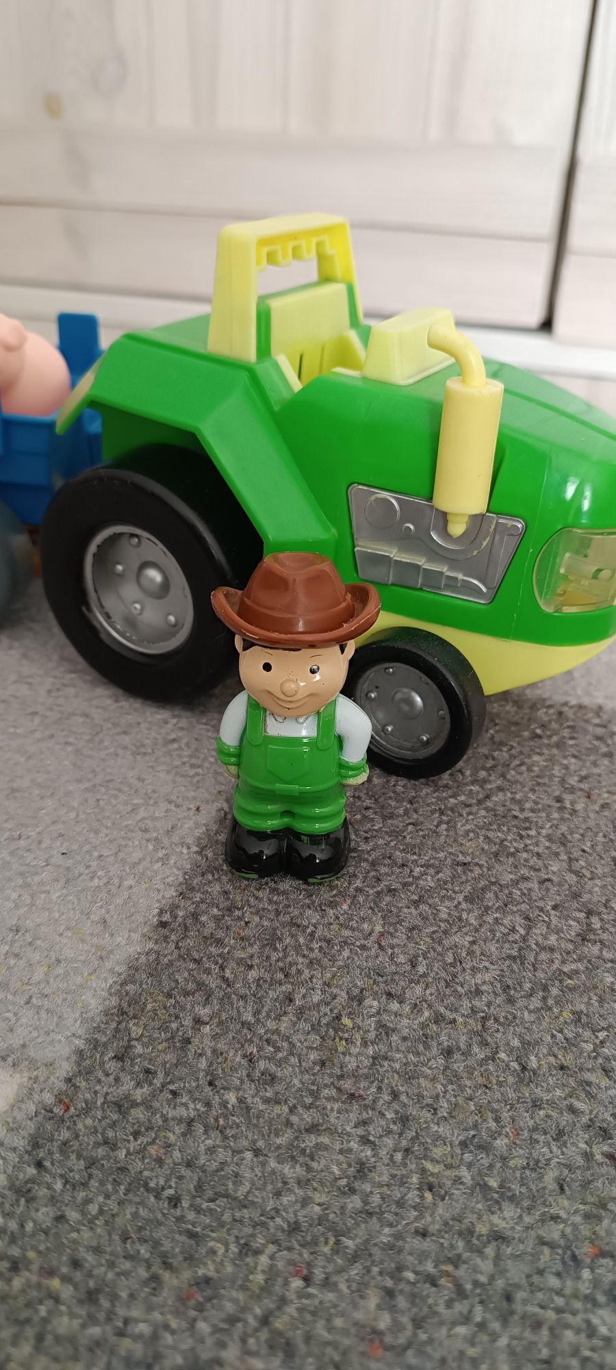 Traktor farmera z przyczepką