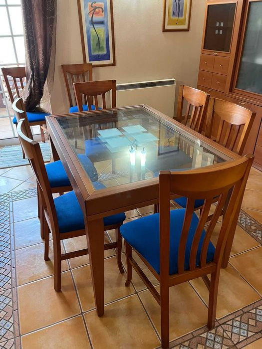 Mesa de Jantar em cerejeira, 130cm a 245cm por 90cm com 8 cadeiras.