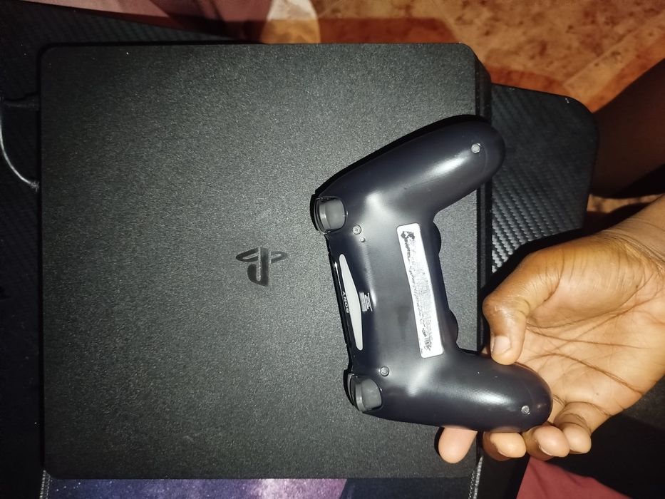 PlayStation 4 ,mais 1 jogo e 1 comando