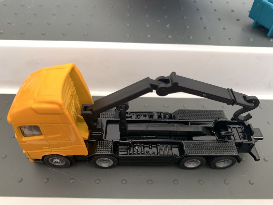 Siku Super Roll-off Tipper with Crane