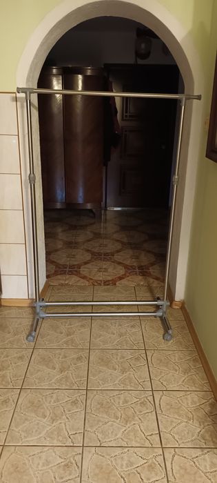 Wieszak na ubrania - Srebrny solidny na kółkach