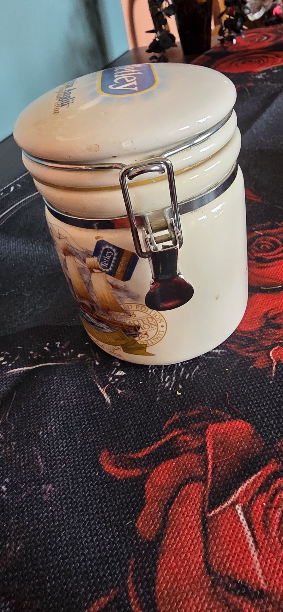 Piękny pojemnik ceramiczny.