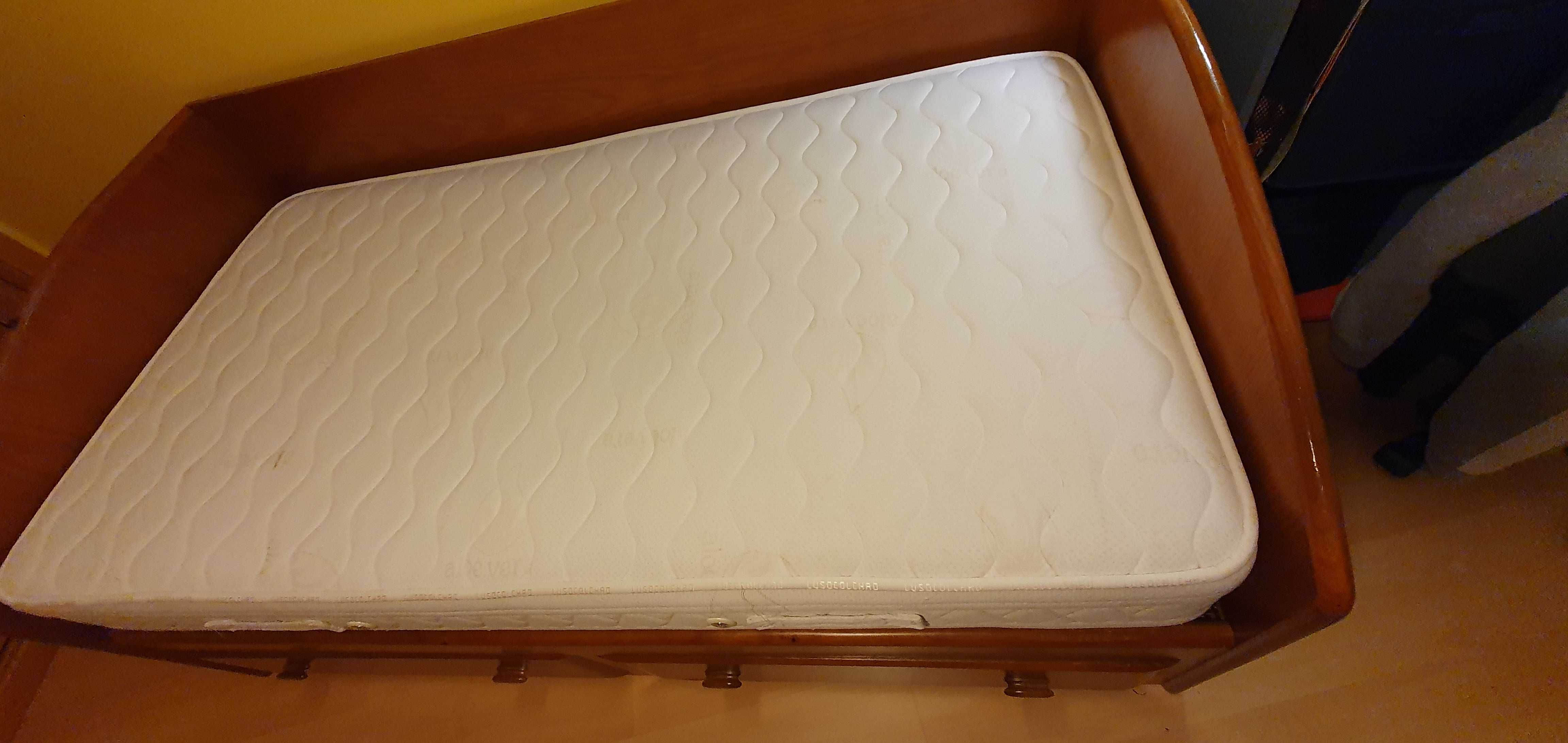 Cama de criança em pinho mel com estrado e colchão