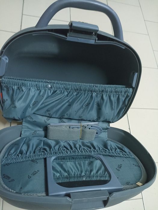 Nécessaire cinzento com código