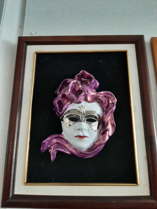 Cinco máscaras de porcelana