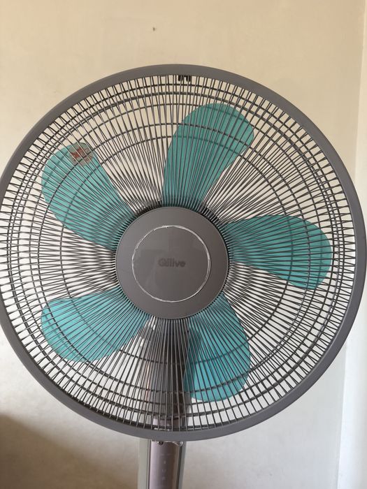 Vendo  ventoinha  de  pé  alto  a  funcionar  na  perfeição