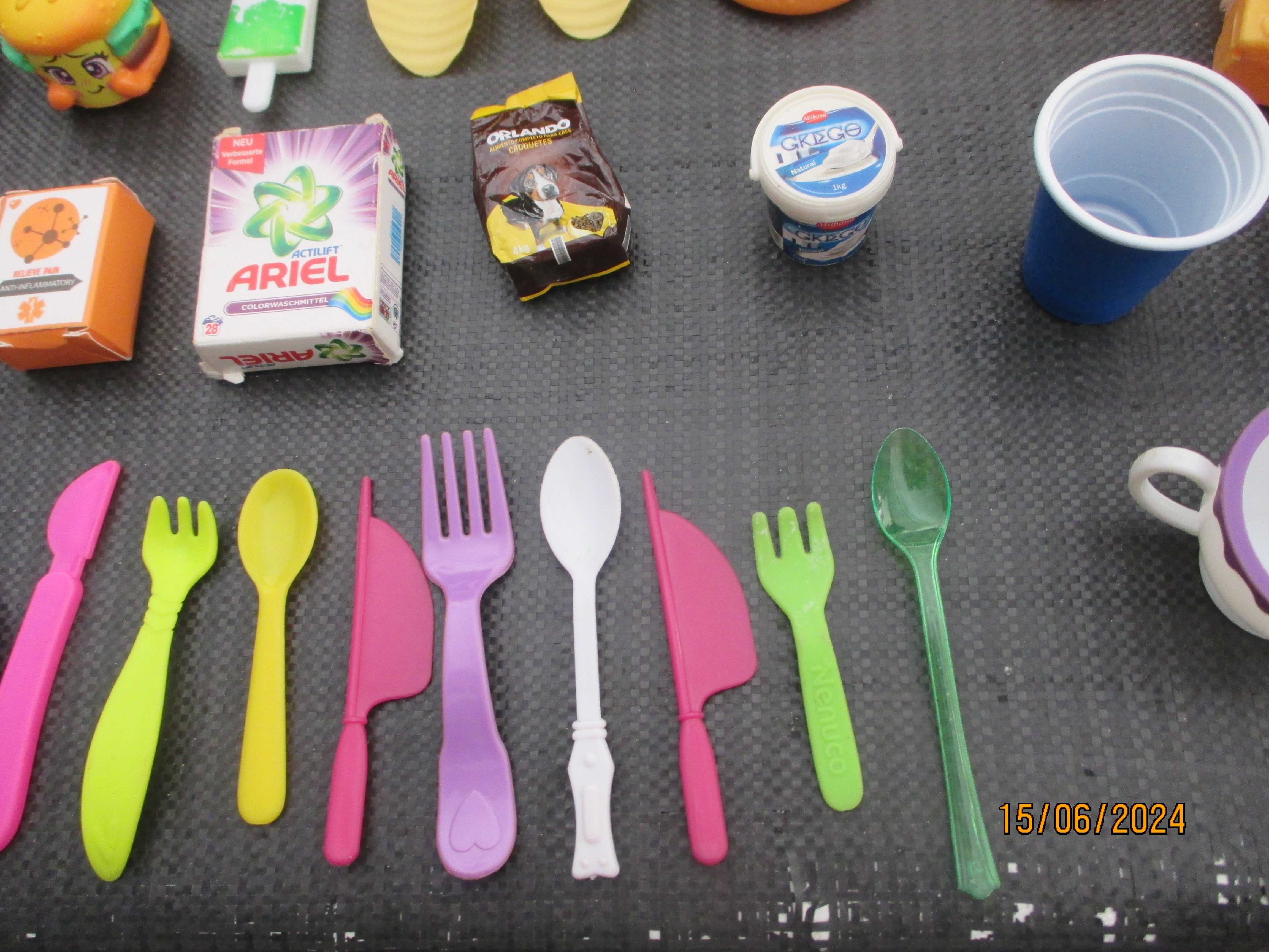 Brinquedos-40 peças de prod. alimentares, talheres e loiça em plástico