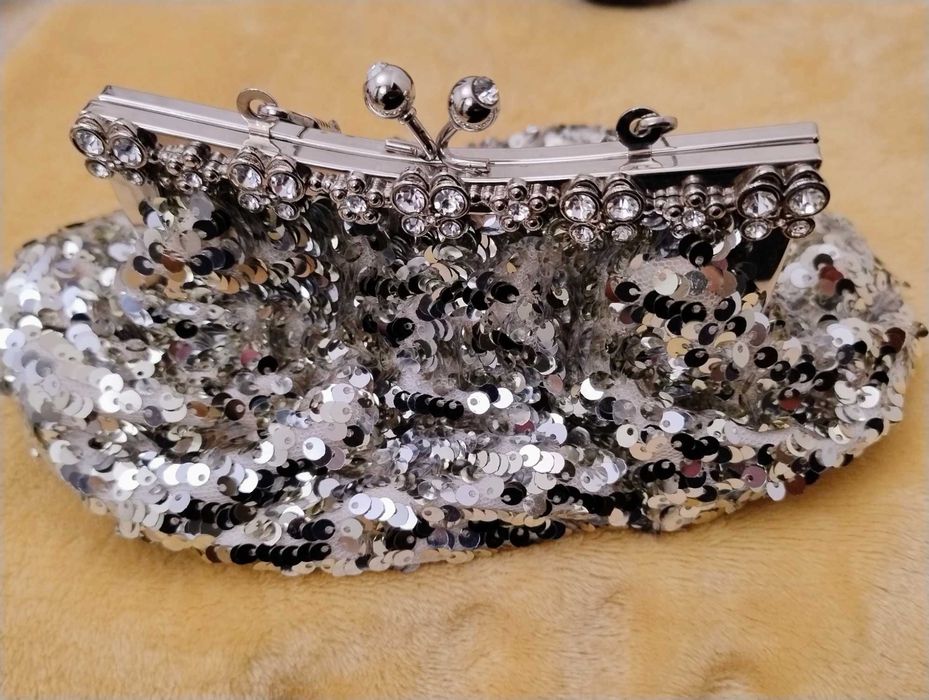 Torebka Wieczorowa - srebrna - z łańcuszkiem - z cekinami .