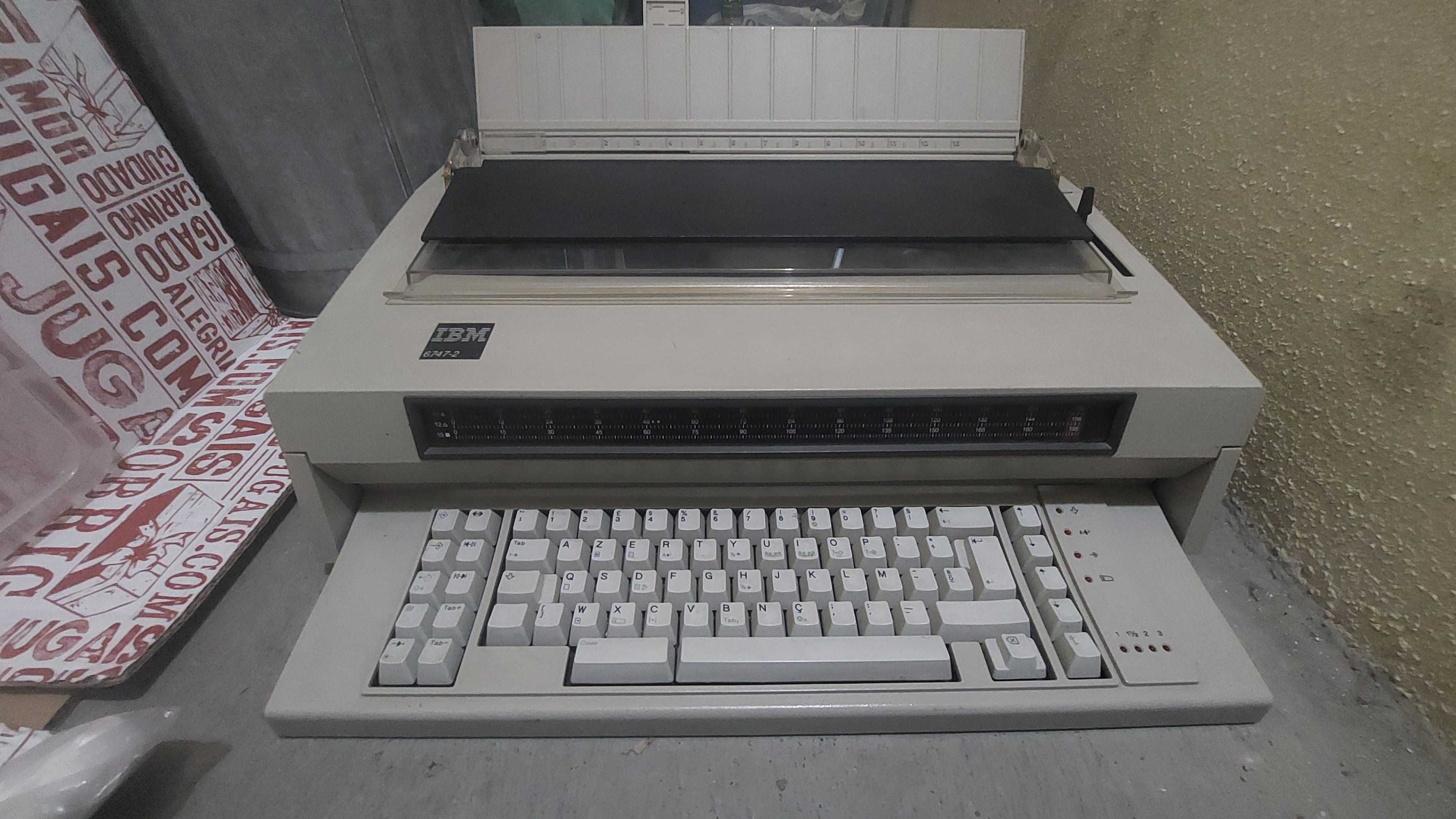 Máquina de escrever IBM 6747-2