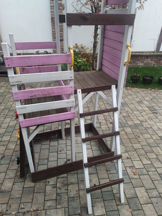 Plac zabaw drewniany domek zjeżdżalnia