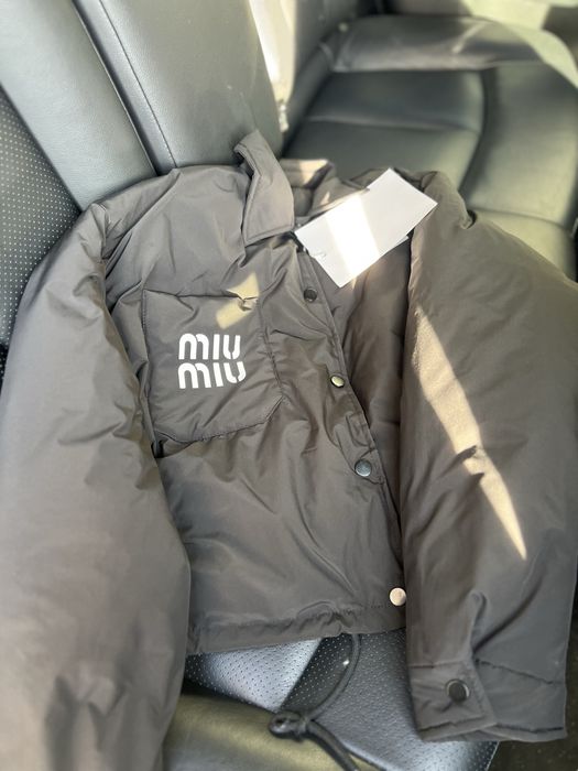 Укорочена куртка бомбер з комірцем на кнопках miu miu