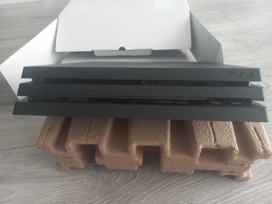 Playstation 4 Pro 1TB como NOVA com 2 comandos e carregador duplo