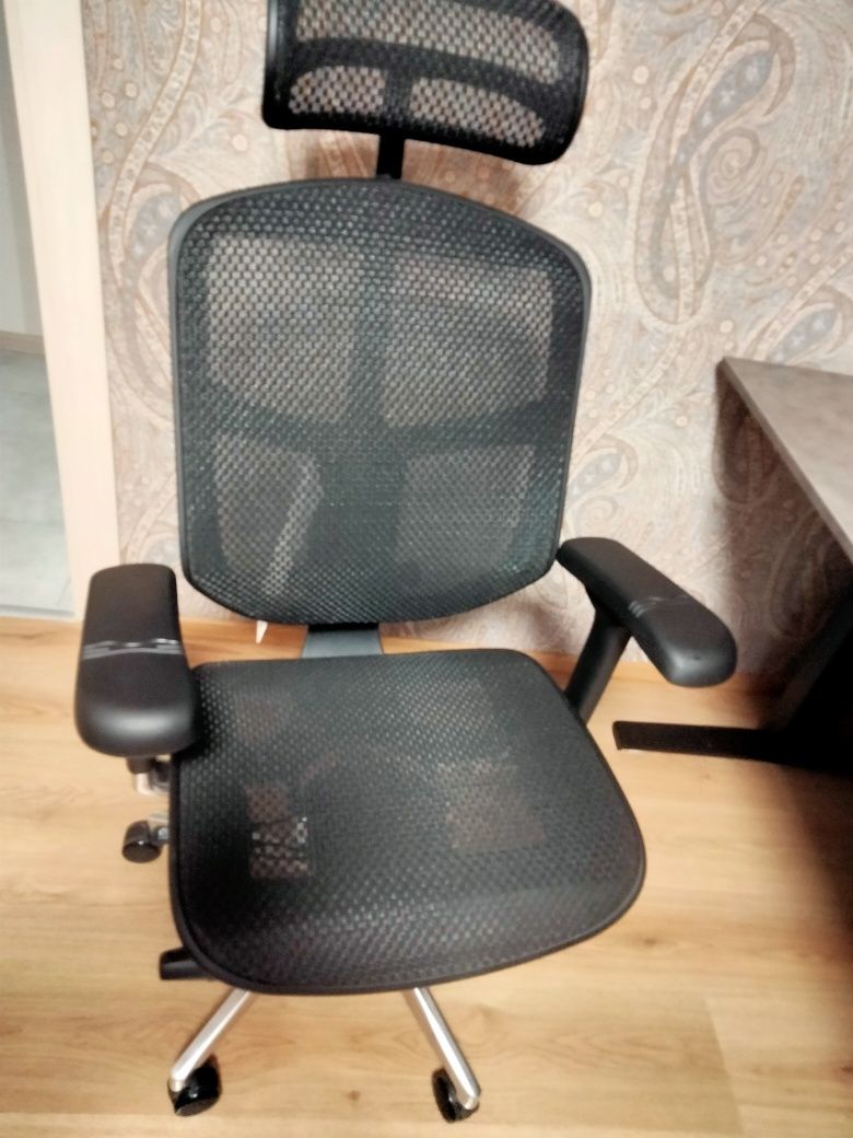 Професійне крісло для праці в офісі та вдома.