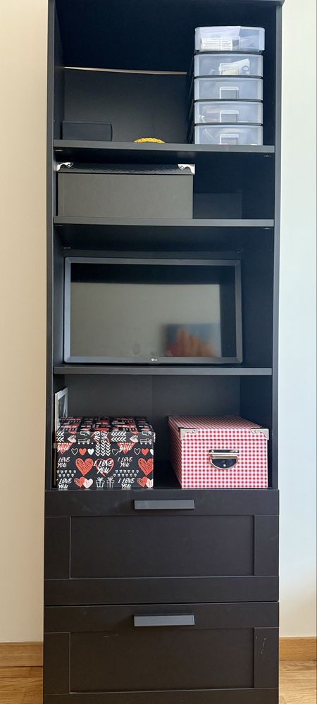 Movel com 1,90 maltura; profundidade 33cm; largura 80cm