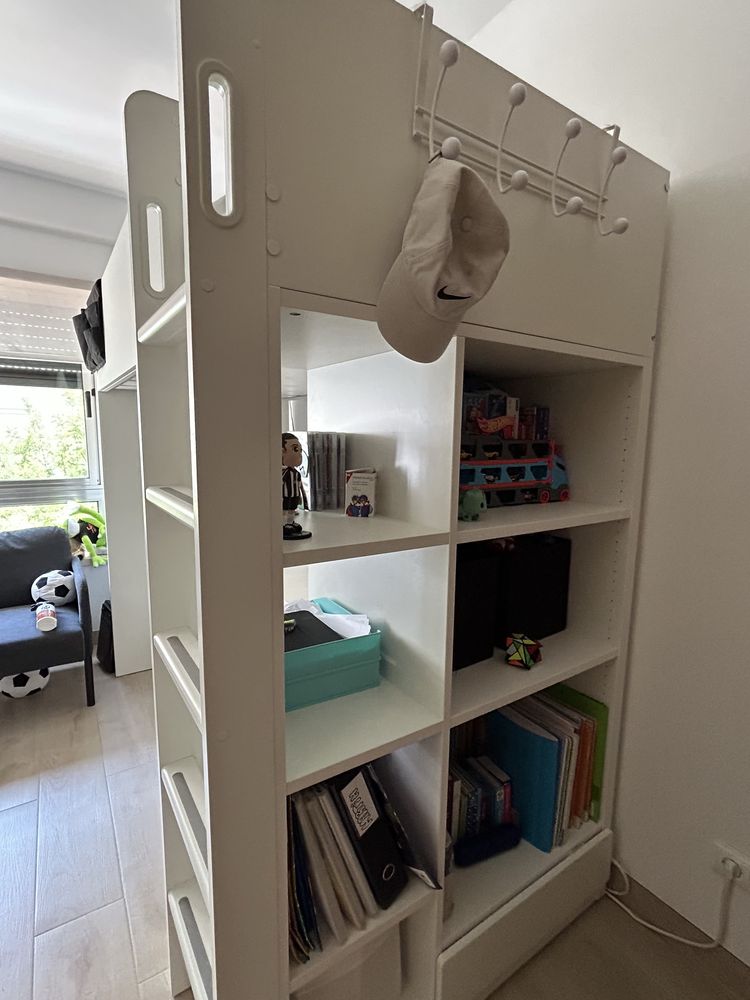 Cama alta com secretaria com arrumaçao
